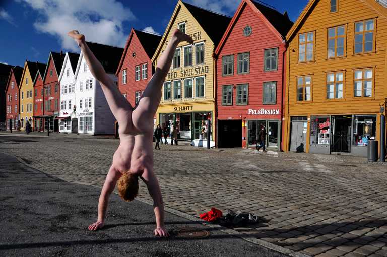 A Sight To See! Ballsy Tourist Travels Across The Globe Performing Naked Handstands at Landmarks