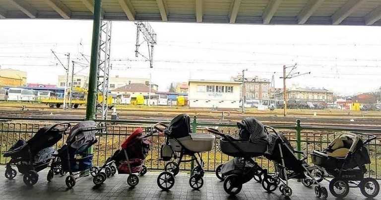 Polish families leave prams at train stations for Ukrainian mothers and children