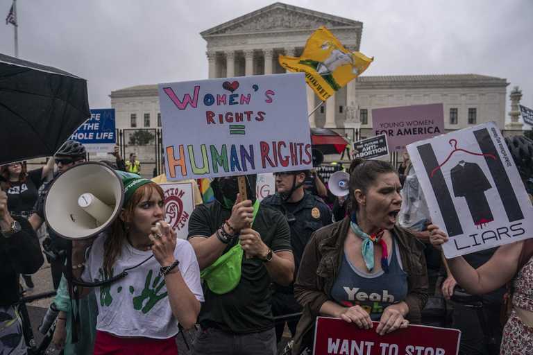 US Supreme Court overturns Roe v Wade abortion rights US Supreme Court overturns Roe v Wade abortion rights