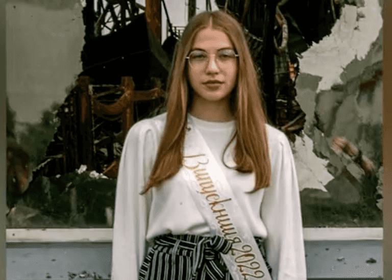 Ukrainian students pose for graduation photos among school ruins Ukrainian students pose for graduation photos among school ruins