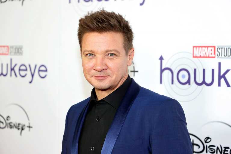 Jeremy Renner posts hospital bed selfie after horror snowploughing accident Jeremy Renner posts hospital bed selfie after horror snowploughing accident