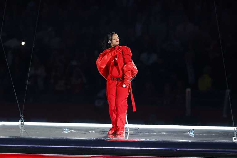 Fans praise Rihanna for not bringing out any guests during Super Bowl halftime show