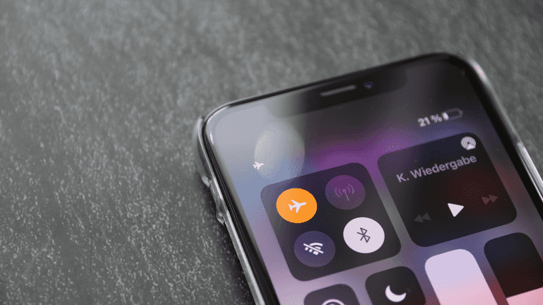 Pilot explains whether you need to use airplane mode while flying Pilot explains whether you need to use airplane mode while flying