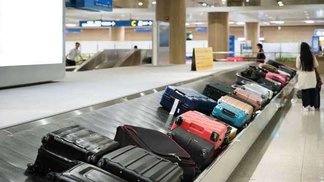 Baggage handler issues warning to people who tie ribbons onto their suitcases