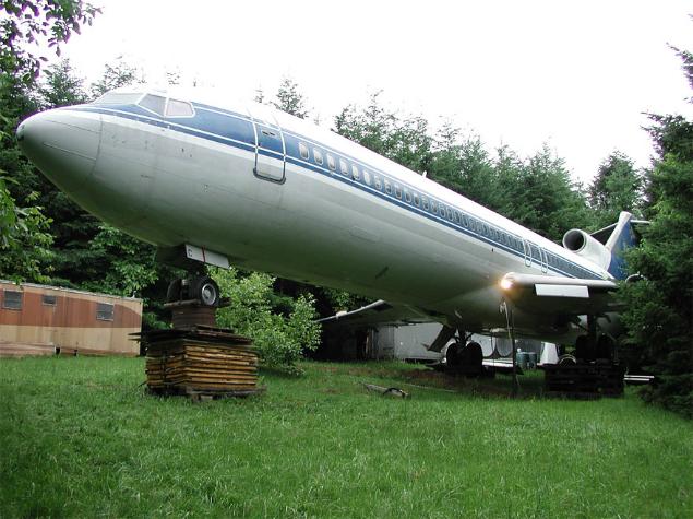 Man Buys Airplane And Converts It Into A Home In The Woods