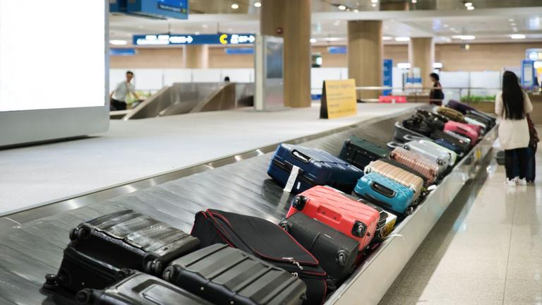 Baggage handler issues warning to people who tie ribbons onto their suitcases