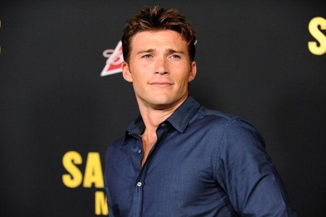 PICTURES: Scott Eastwood Looked HOT On the Red Carpet Last Night