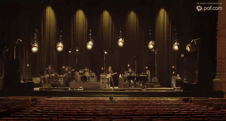 WATCH: Man Enjoys Audience For One With Bob Dylan During Social Experiment WATCH: Man Enjoys Audience For One With Bob Dylan During Social Experiment