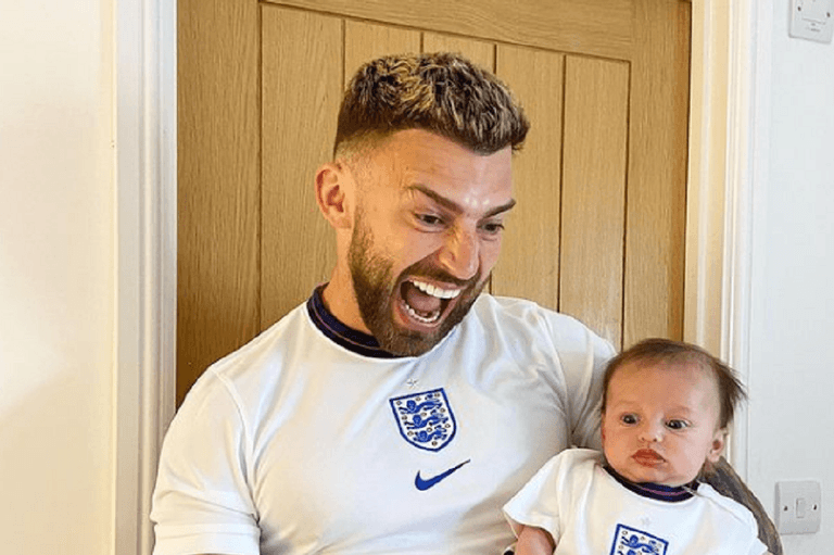 “Who’s laughing now?” Jake Quickenden claps back at trolls who called his baby “ugly” “Who’s laughing now?” Jake Quickenden claps back at trolls who called his baby “ugly”