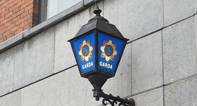 Woman dead and man arrested following car crash in Co Clare