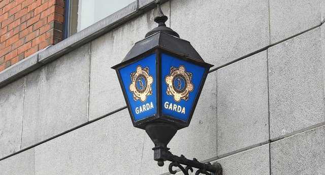 Woman dead and man arrested following car crash in Co Clare Woman dead and man arrested following car crash in Co Clare