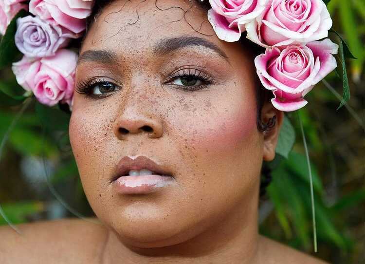 It looks like faux freckles are here to stay for Summer 2022 It looks like faux freckles are here to stay for Summer 2022