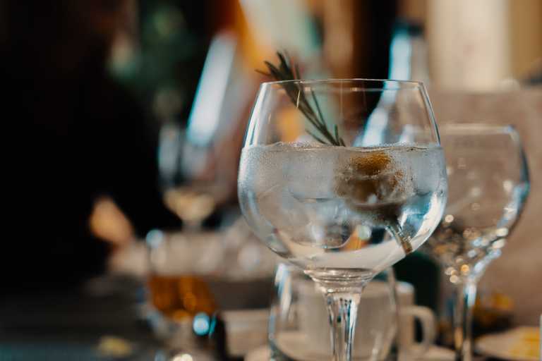 Struggling with hayfever? Drinking gin and tonics can reportedly help ease symptoms Struggling with hayfever? Drinking gin and tonics can reportedly help ease symptoms