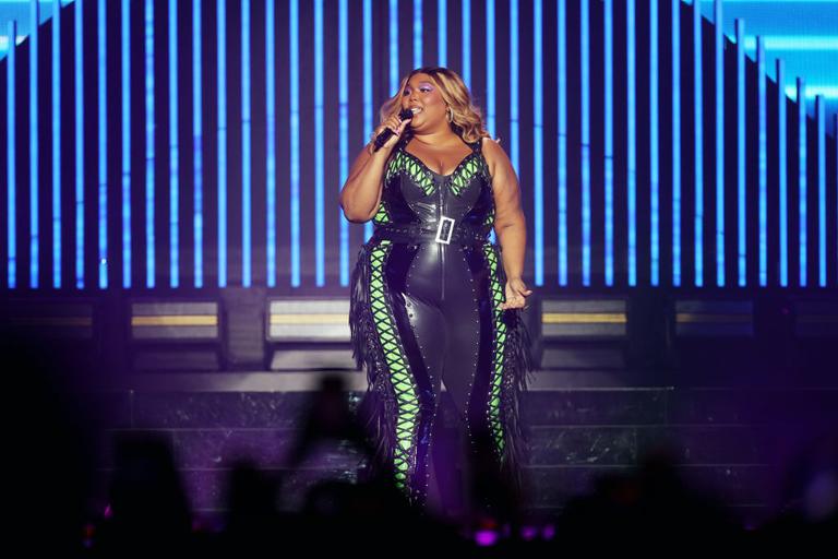 Beyoncé omits Lizzo’s name in ‘Break My Soul’ performance following sexual harassment allegations Beyoncé omits Lizzo’s name in ‘Break My Soul’ performance following sexual harassment allegations