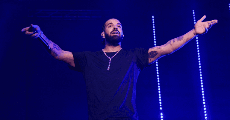 Drake offers to cover fan’s medical bills after spotting heartbreaking sign mid-concert Drake offers to cover fan’s medical bills after spotting heartbreaking sign mid-concert