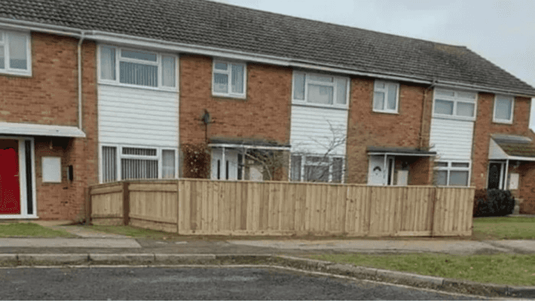 Woman leaves neighbours fuming after building 100ft fence around garden Woman leaves neighbours fuming after building 100ft fence around garden