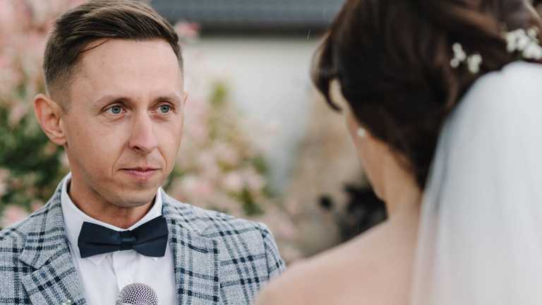 Groom exposes wife and best man for cheating during brutal wedding speech Groom exposes wife and best man for cheating during brutal wedding speech