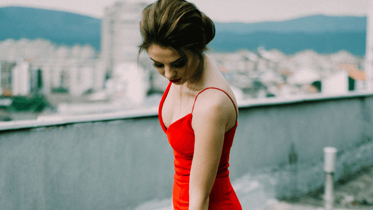 Can you wear red to a wedding or is it offensive? Can you wear red to a wedding or is it offensive?