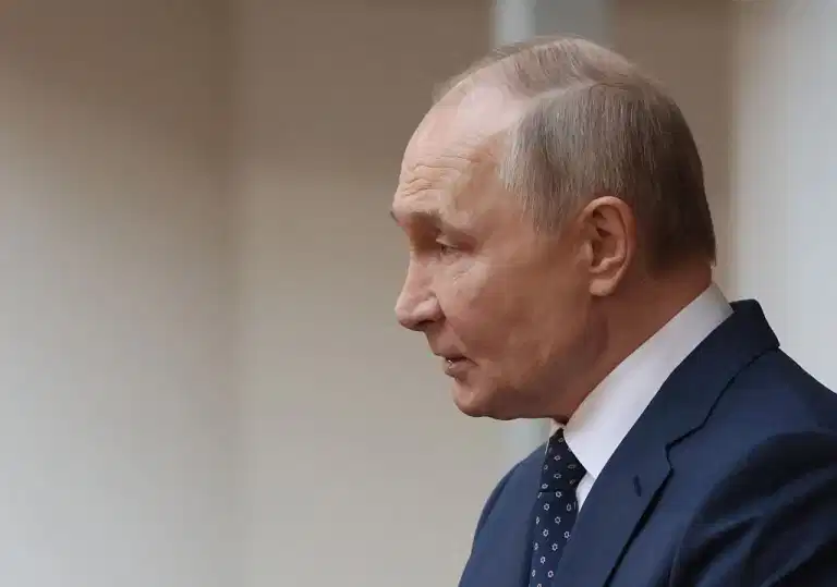 Putin reignites WW3 fears as he tests new nuclear missile from submarine Putin reignites WW3 fears as he tests new nuclear missile from submarine