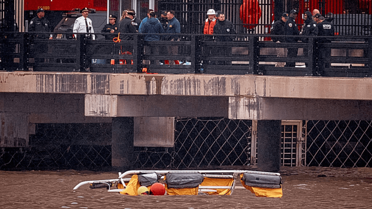 Siemens boss, wife and three children killed in New York helicopter crash Siemens boss, wife and three children killed in New York helicopter crash